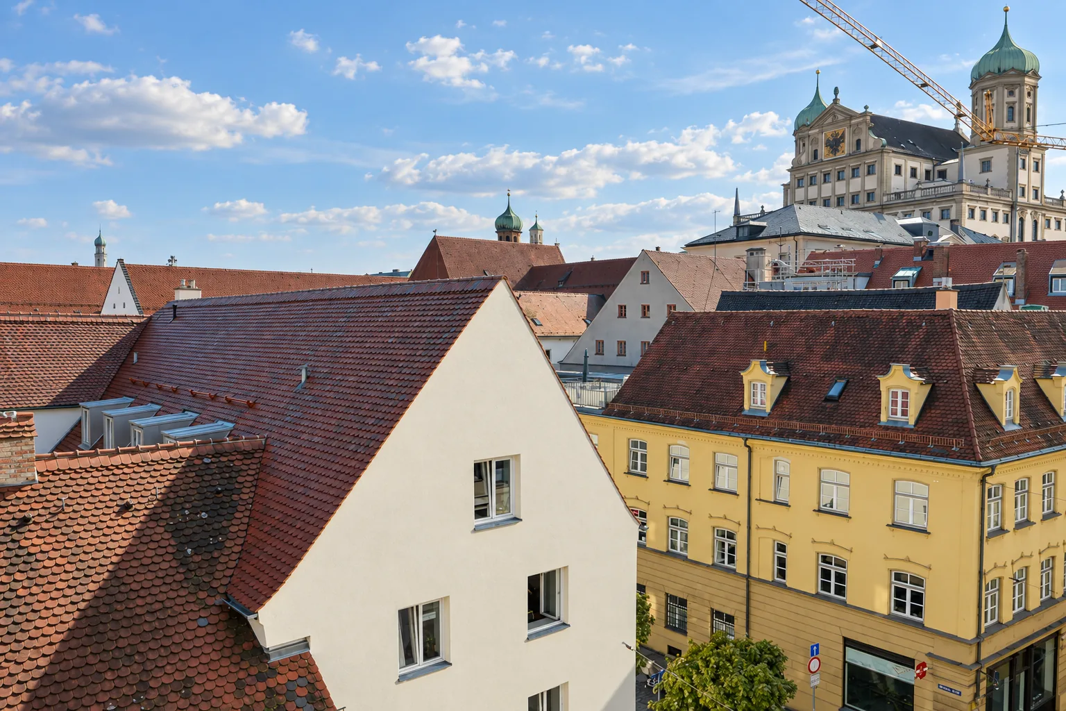 Blick aus einer unserer Wohnungen über die Dächer der Altstadt zum Augsburger Rathaus